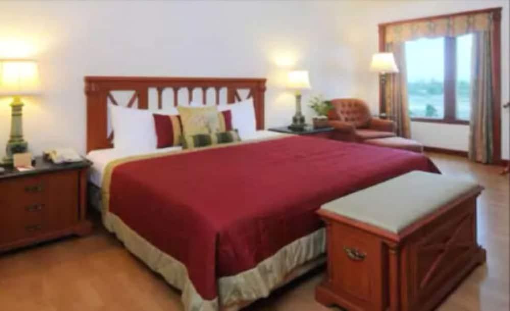The Orchid Hotel Mumbai Vile Parle Exterior foto A bedroom at the hotel