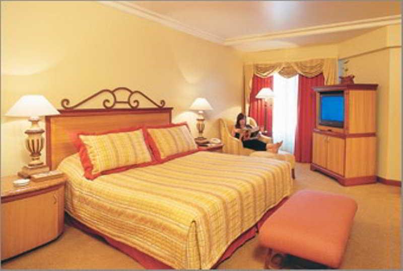 The Orchid Hotel Mumbai Vile Parle Cameră foto A bedroom at the hotel