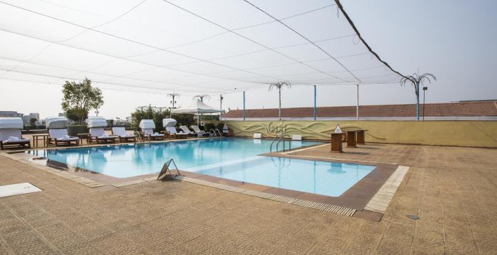 The Orchid Hotel Mumbai Vile Parle Exterior foto The pool at the hotel