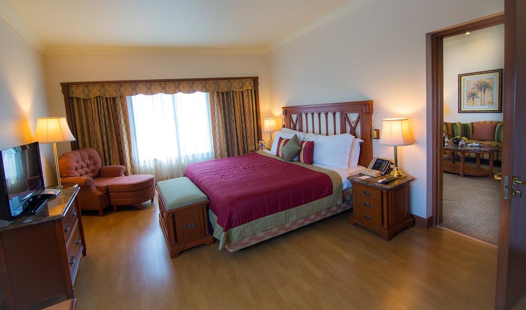 The Orchid Hotel Mumbai Vile Parle Exterior foto A bedroom at the Taj Bengal