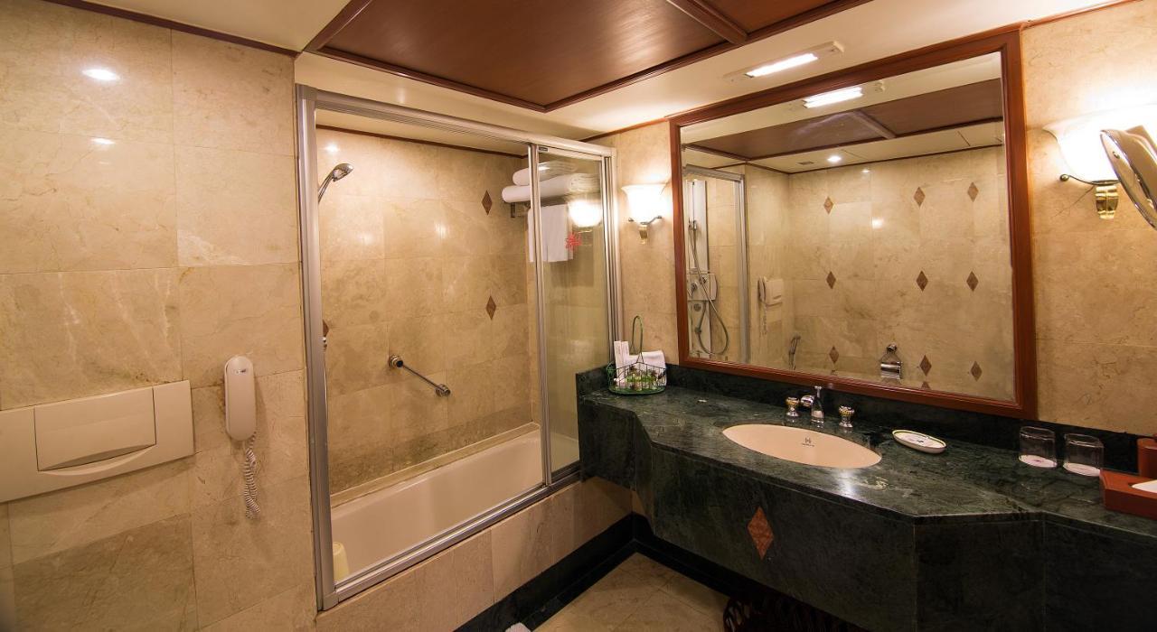 The Orchid Hotel Mumbai Vile Parle Exterior foto A shower enclosure with a sliding door
