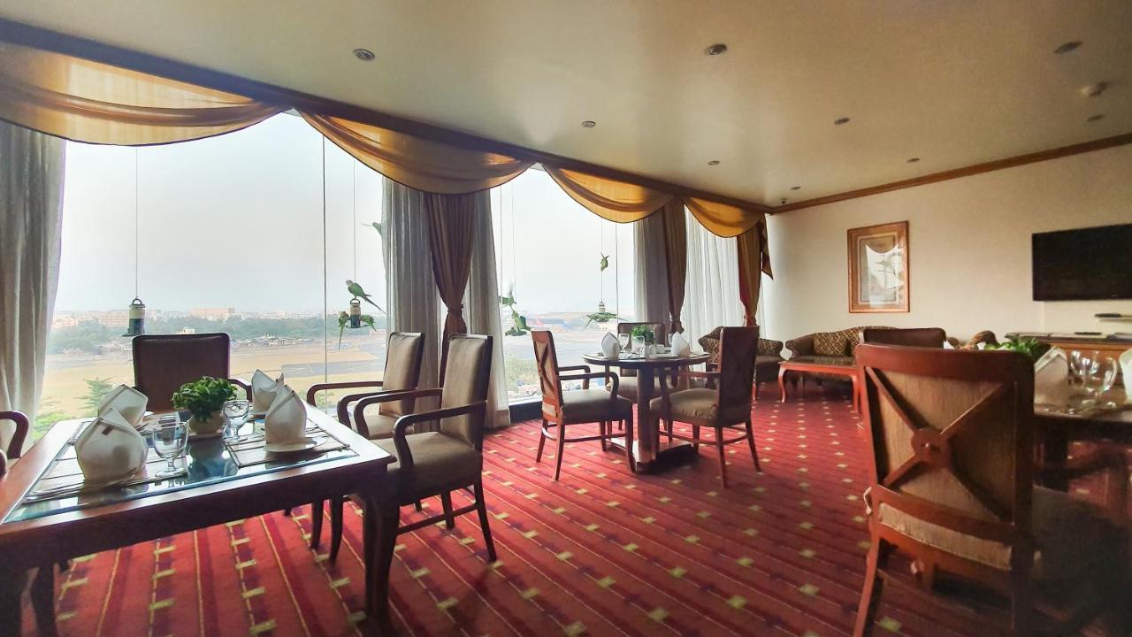 The Orchid Hotel Mumbai Vile Parle Exterior foto The lounge at the airport