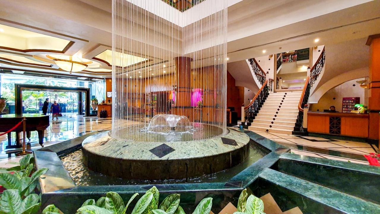 The Orchid Hotel Mumbai Vile Parle Exterior foto The lobby of the hotel