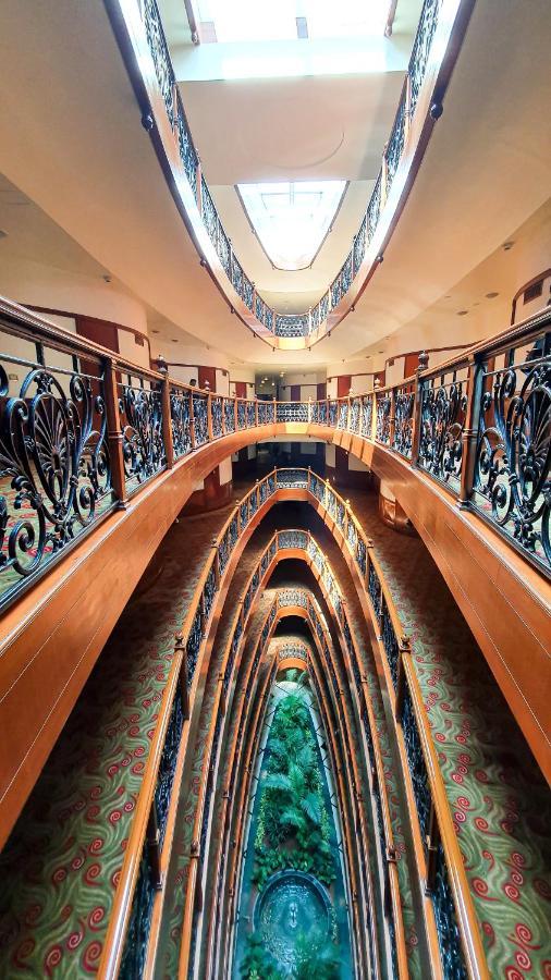 The Orchid Hotel Mumbai Vile Parle Exterior foto The spiral staircase
