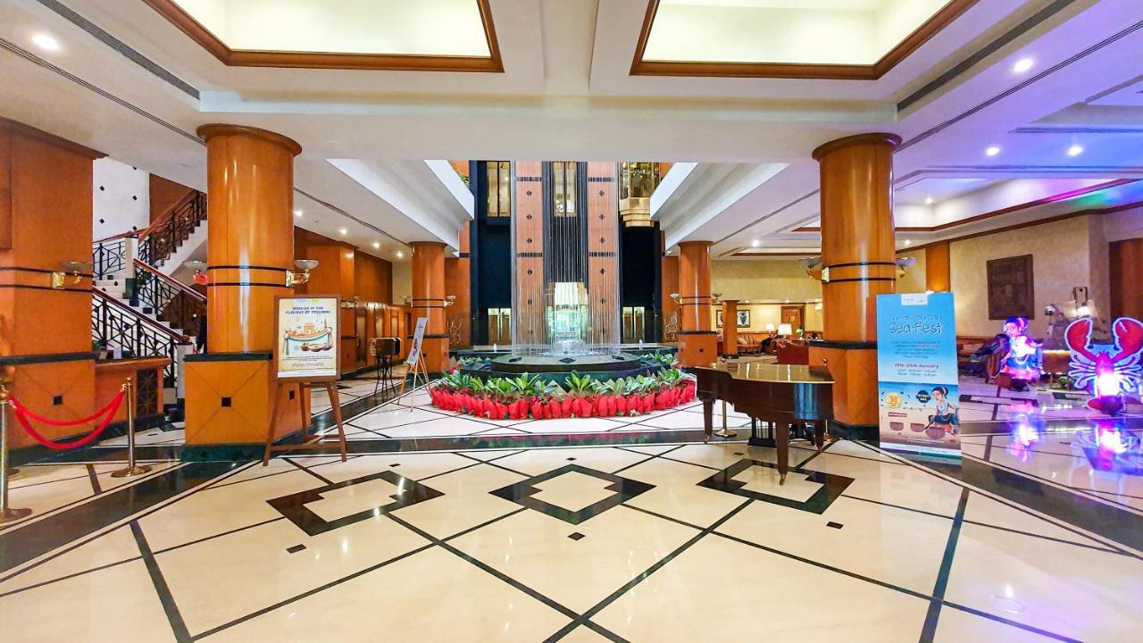 The Orchid Hotel Mumbai Vile Parle Exterior foto The lobby of the hotel