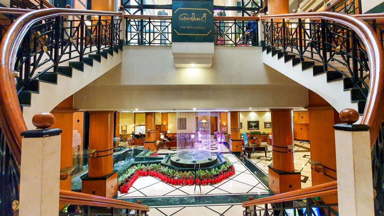 The Orchid Hotel Mumbai Vile Parle Exterior foto The lobby of the hotel